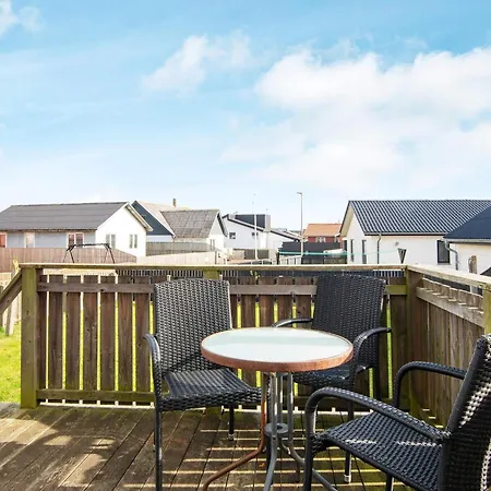 8 Person In Thyboron-by Traum * Thyborøn