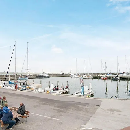 8 Person In Thyboron-by Traum * Thyborøn