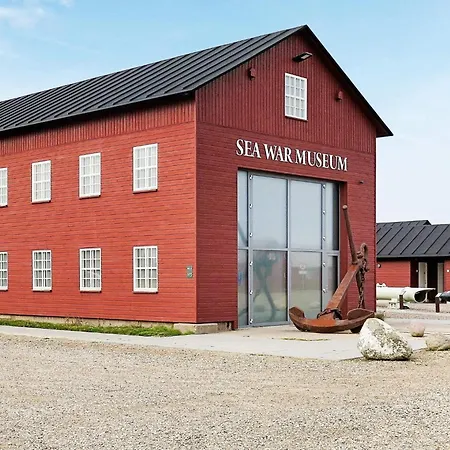 8 Person In Thyboron-by Traum