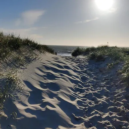 8 Person In Thyboron-by Traum